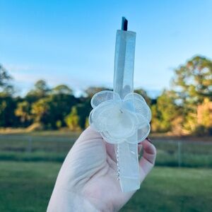 Bebe White Floral Chocker